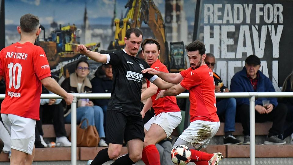 Jetzt gilt es: Garching (Anes Ziljkic; schwarz) rechnet in Pullach mit drei Punkten.