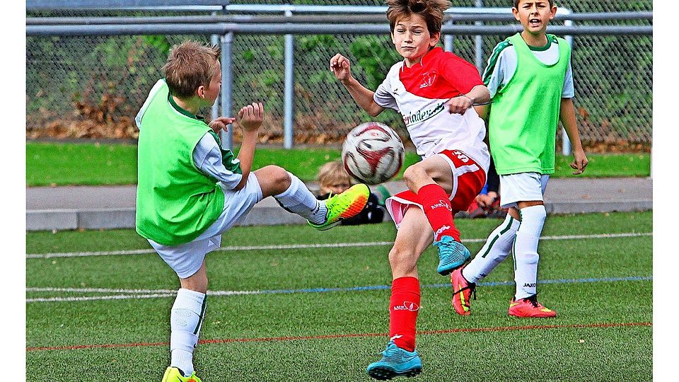 Der Jugendspieler der SGM FV Germania Degerloch/tus Stuttgart (Mitte, hier gegen den TSV Rohr) bekommt dank moderner Trainingsmethoden eine gute sportliche Ausbildung.   Foto:Yavuz Dural