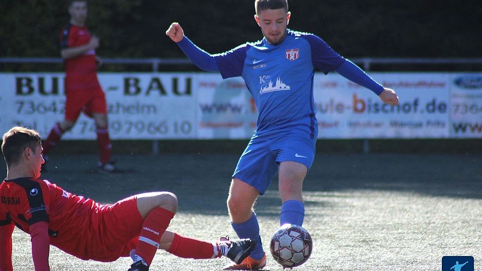 Der FC Welzheim II (blaue Trikots) holte einen Punkt. 