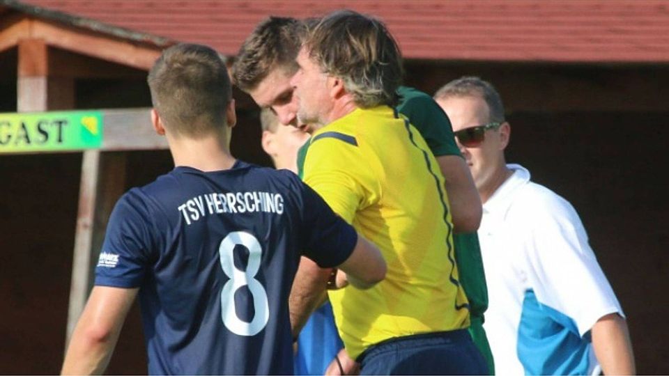 Verlässt nur kurz das Feld: Referee Stefan Rießenberger.  F.: rh