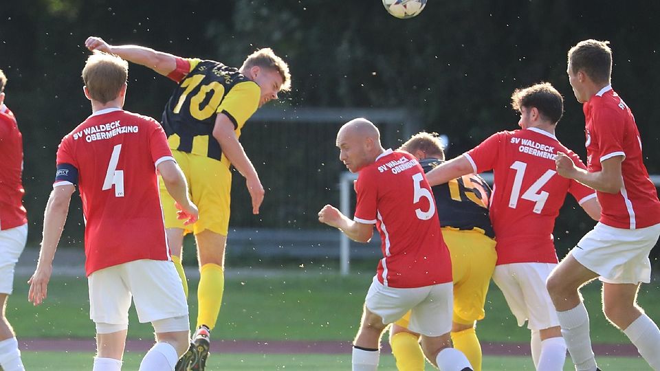 Perfektes Geburtstagsgeschenk: Kapitän Felix Fischer (Nummer 10) freute sich am Freitag über den ersten Freisinger Heimsieg in der noch jungen Saison.