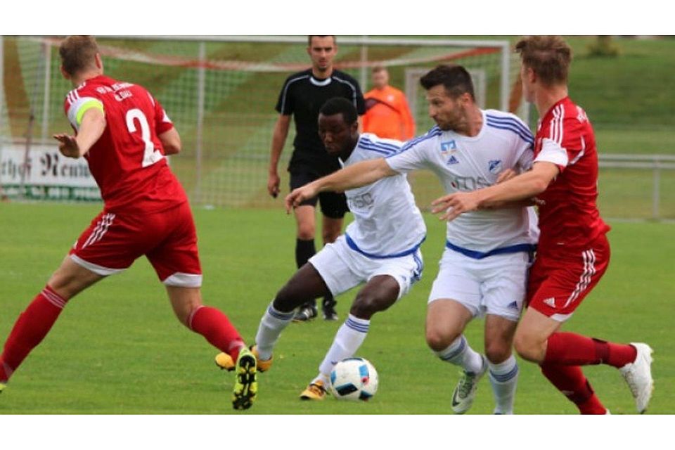 Steter Aktivposten beim FC Ismaning: Yemi Oyewoie (am Ball). F: Michalek.