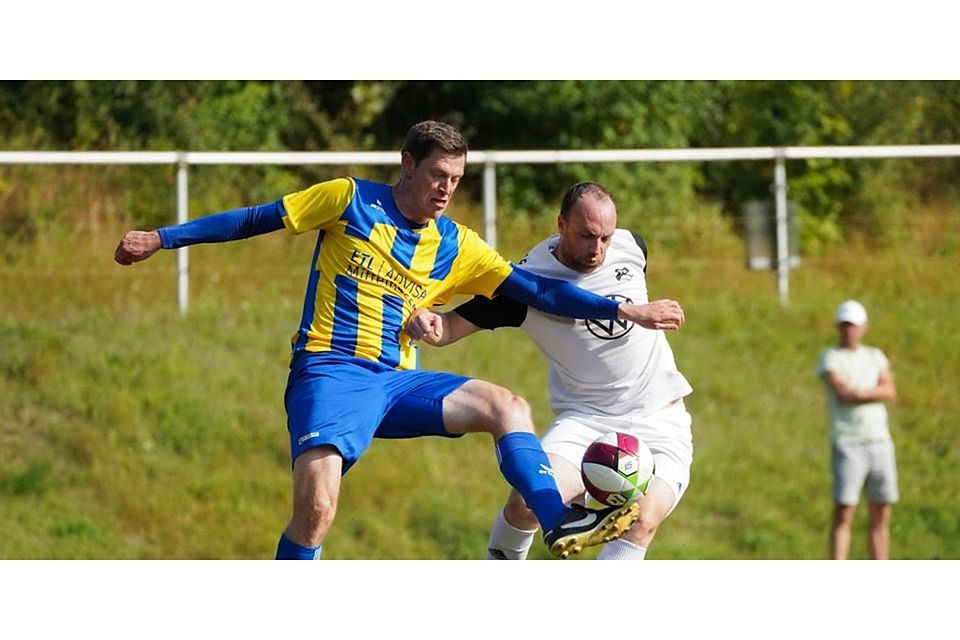 Kay Rauber (l.) und der TSV Blasbach gewinnen in der Fußball-A-Liga-Wetzlar mit 1:0 gegen Jan Ferber und die TSG Dorlar. © Isabel Althof