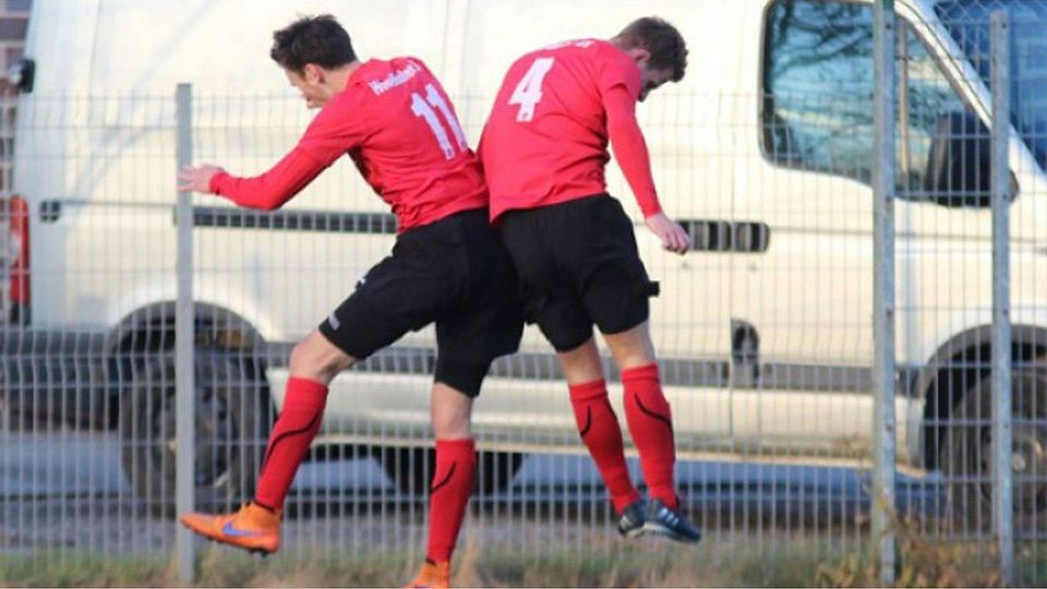 Gut drauf: Die Hövelhofer Frank Seltrecht (l.) und Oliver Werner steuerten jeweils ein Tor mit zum Sieg über RW Maaslingen bei und hatten dafür einen speziellen Torjubel. F: Heinemann