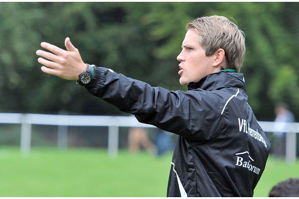 Michael Sattler gibt als Trainer des Bezirksliga-Teams weiter die Richtung vor Foto: Holom