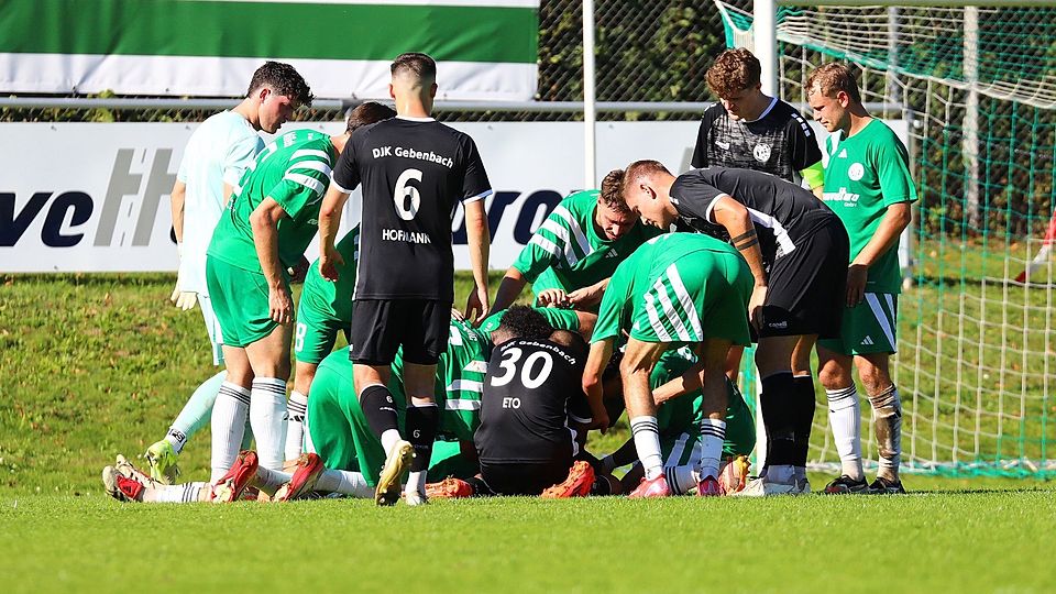 Wenn der Fußball zur Nebensache wird: Die Spieler des SV Fortuna und der DJK Gebenbach reagierten blitzschnell und vorbildlich.