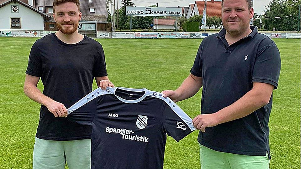 Willkommen beim FC Ehekirchen: Abteilungsleiter Markus Bissinger (rechts) begrüßt seinen Neuzugang Robin Spieler (links).