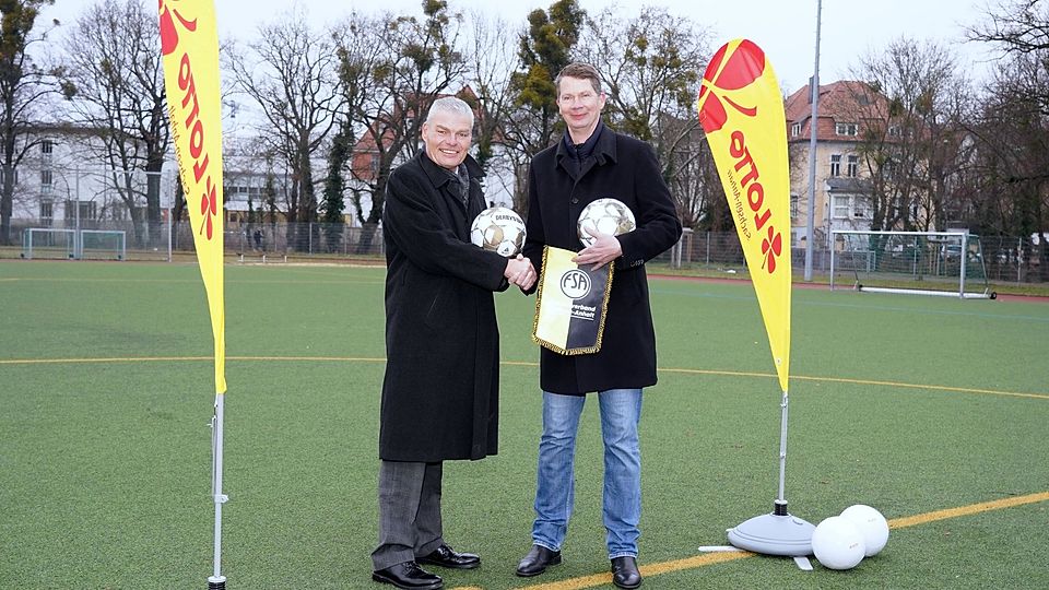 FSA-Präsident Holger Stahlknecht (l.) bei der offiziellen Vorstellung der Partnerschaft mit Stefan Ebert, Geschäftsführer von LOTTO Sachsen-Anhalt.