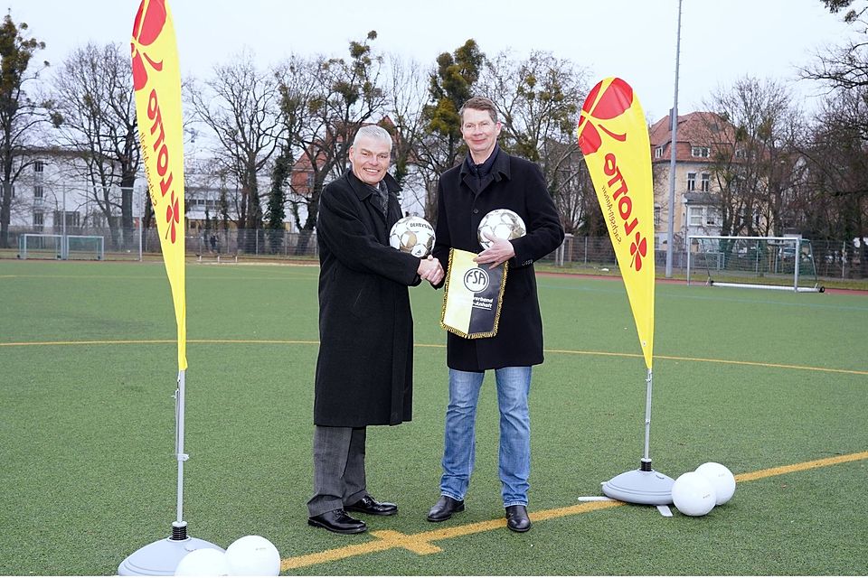 FSA-Präsident Holger Stahlknecht (l.) bei der offiziellen Vorstellung der Partnerschaft mit Stefan Ebert, Geschäftsführer von LOTTO Sachsen-Anhalt.