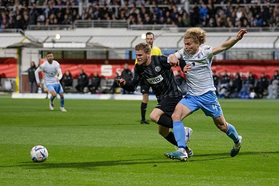 Thore Jacobsen (hier im Elversberg-Trikot) im Duell mit 1860-Abwehrchef Jesper Verlaat.