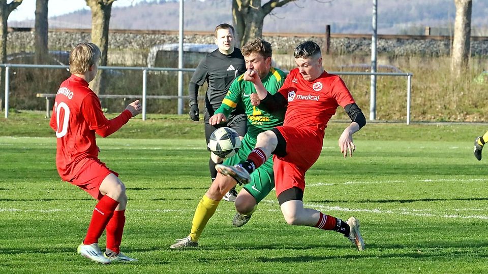 Fußball Saison 2024/25 Kreisklasse SV Raisting II (in Rot) gegen ASV Eglfing am 6. April 2025