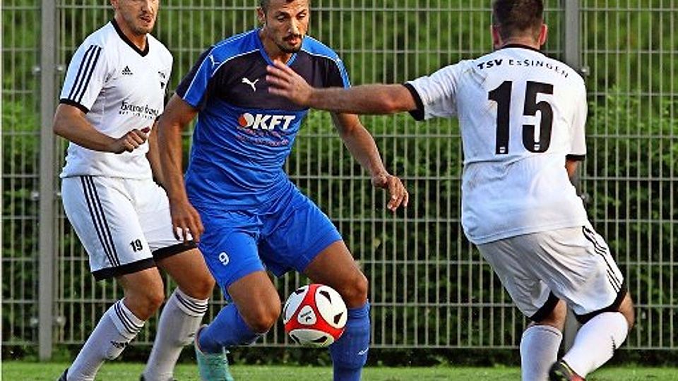 Bruch verhindert: Gökhan Gümüssu (Mitte) könnte bald wieder für Calcio auflaufen, nachdem er sich in dieser Woche vereinsintern entschuldigt hat. Foto: Yavuz Dural