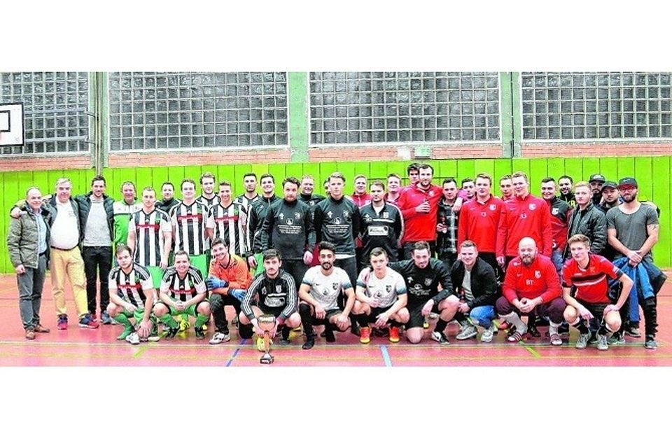 Das 3. Königskamp-Cup-Hallenturnier des SC Jülich 1910/97 wurde für Aktive, Zuschauer und Veranstalter zu einem großen Erfolg. Die Finalteilnehmer und der Gast aus Osnabrück stellten sich zum Siegerbild. Fotos: Jagodzinska