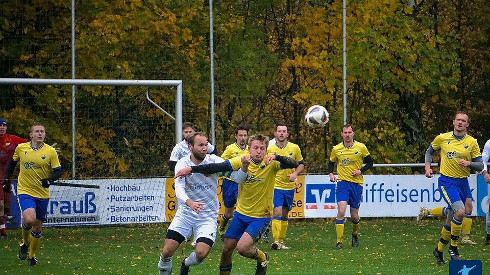 Dießfurts Kapitän Simon Schmid (im Zweikampf links, in Weiß) markierte beim knappen 1:0-Sieg des souveränen Spitzenreiters beim Aufsteiger SV Wildenreuth das "Tor des Tages".