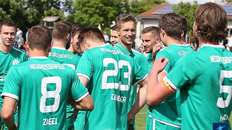 So wie am Ende der Landesliga-Saison die Freude über den erreichten Relegationsplatz groß war, strahlten die Neudrossenfelder Kicker auch nach der gewonnen Partie gegen Seligenporten.