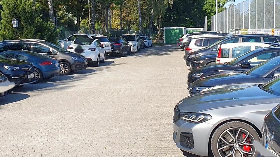 Zu Trainings- und Spielzeiten eine „bescheidene Situation“: Nur 35 bis 40 Autos können auf dem Vereinsgelände des SV Waldperlach abgestellt werden.