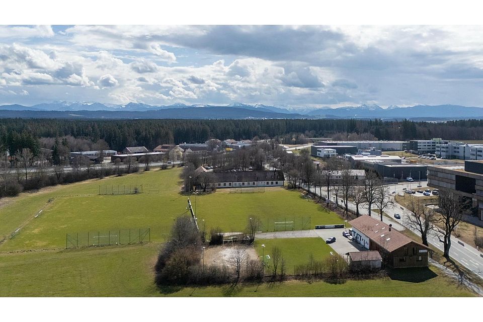 Ansicht von oben: Die Fußballplätze der Sportfreunde Föching grenzen direkt an die Autobahn – mit Blick auf die dahinterliegenden Berge.