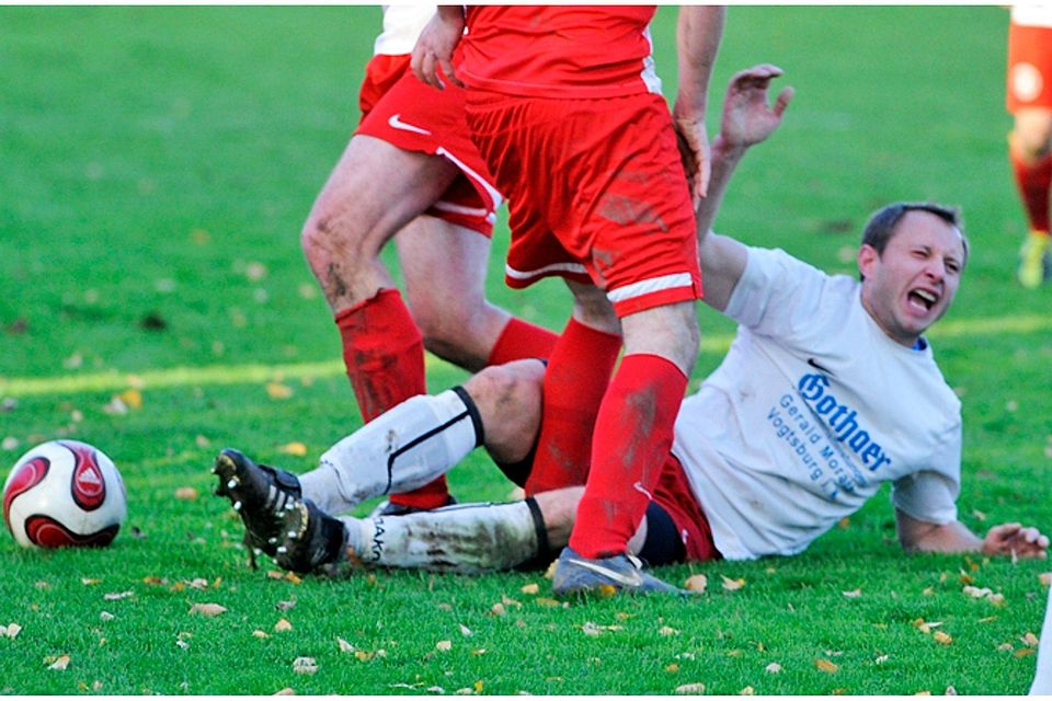 Auch sportlich geht es zwischen den Vogtsburger Fußballvereinen ruppig zu.  | Foto: Achim Keller