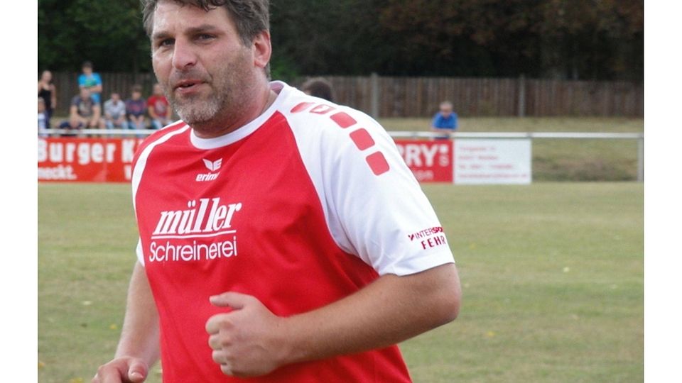 Berhard Kastner ist einer der Helden am Stockerhut. Er erzielte das 1:0 für den TSV Krummennaab gegen den Spitzenreiter aus Weiden. Das Spiel endete 3:2 für die Gäste aus Krummennaab. Foto: Bartl