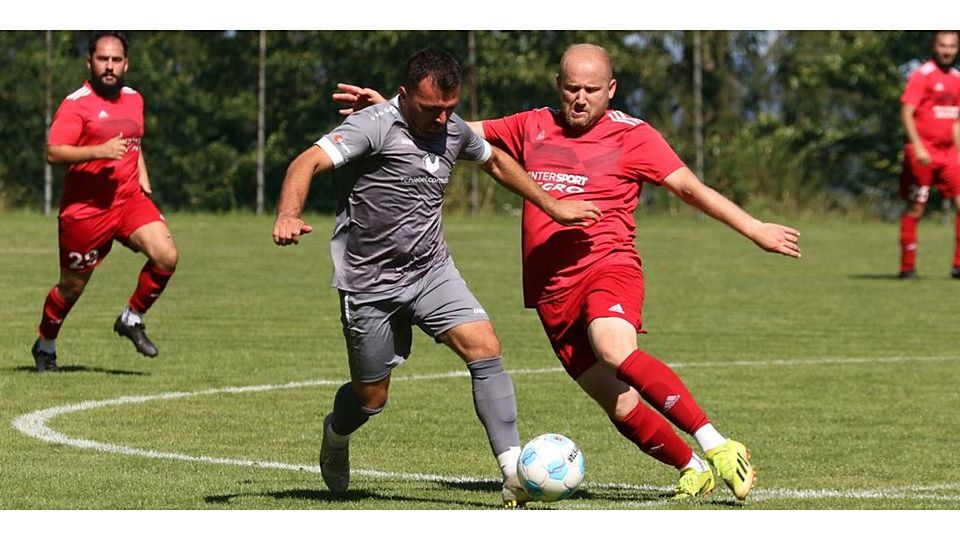 Im Hinspiel setzten sich Emrah Babayigit(re.) und der FC Angelburg mit 2:1 gegen Aykut Babayigit und die SG Obere Lahn durch. Nun kommt es zur Revanche in Eckelshausen. © Jens Schmidt