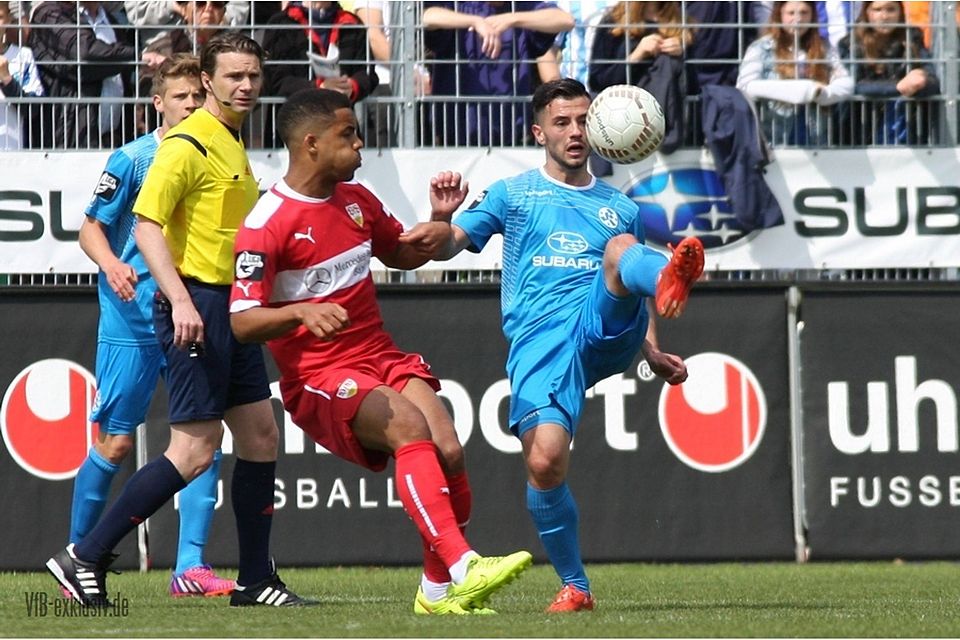 Besar Halimi beim Stadtderby im Duell mit Daniel Didavi. Foto: Lommel