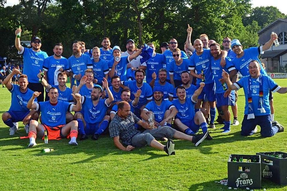 Die Party kann starten: Mit dem Aufstieg in die Landesliga krönen die Ruster Kicker eine komplizierte Saison. 