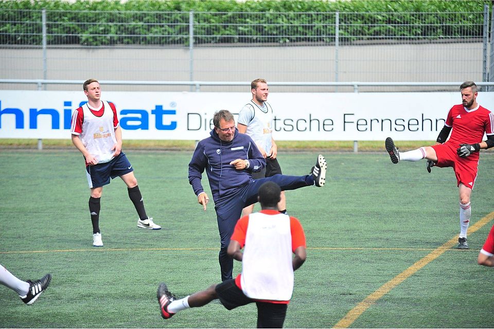Warmmachen für den Bundesligisten: Paul Linz, Coach des FSV Salmrohr (Mitte), beim Training der Mannschaft.  TV-Foto: Sven Eisenkrämer