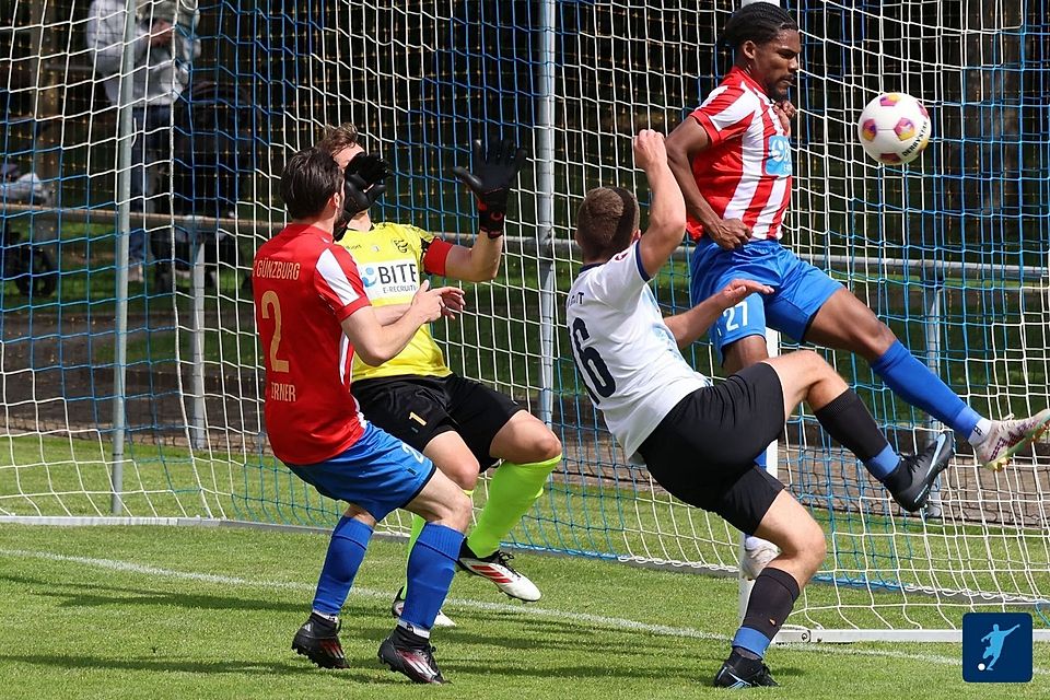 Der Günzburger Barbaro Casamayor-Bell (rechts) kann in dieser Szene noch eingreifen und vor Jonas Stutzmüller klären, die 0:1-Niederlage bei der SSV Glött konnte er aber nicht verhindern. Der Günzburger Barbaro Casamayor-Bell (rechts) kann in dieser Szene noch eingreifen und vor Jonas Stutzmüller klären, die 0:1-Niederlage bei der SSV Glött konnte er aber nicht verhindern.