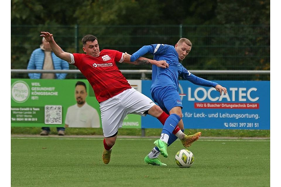 Enger Zweikampf, aber schlussendlich kein Duell auf Augenhöhe: Der Horchheimer Pascal Sadurski (rechts) versucht, gegen RWO-Spieler Oleksandr Svishch den Ball zu halten.	Foto: Dirigo/pakalski-press