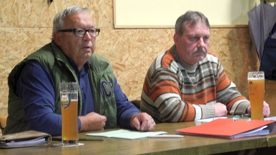 Kreisfußballwart und Klassenleiter Erhard Zink sowie Schiedsrichteransetzer Helmut Caspar (von rechts) zogen eine insgesamt positive Zwischenbilanz.	Foto: Kopf