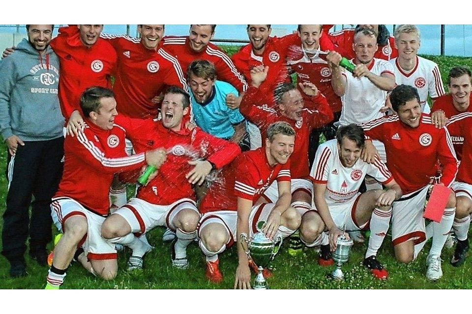 Feuchtfröhlich feierten die Fußballer des Gettorfer SC ihren Turniersieg im Finale gegen den TSV Altenholz.