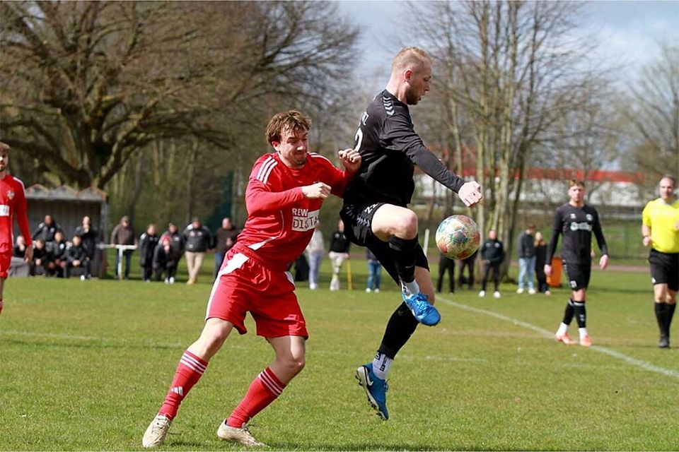 Justin Toth (re., SVG Pönitz) hat Chancen zur Führung.