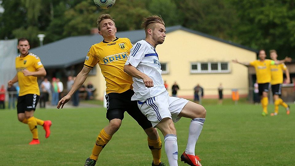 Kampf um jeden Zentimeter: Florian Thierauf gewinnt hier ein Kopfballduell. F: Wiedel