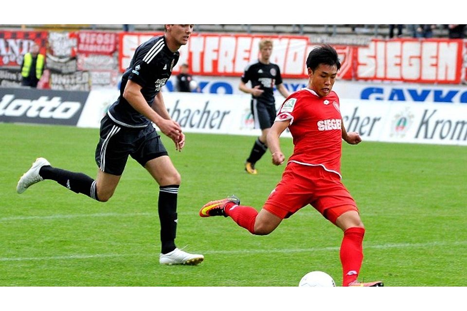 Die Sportfreunde sind bislang eine der torgefährlichsten Mannschaften in der Oberliga Westfalen. Erfolgreichster Stürmer ist Masahiro Endo (r./hier gegen den FC Eintracht Rheine), der mit vier Treffern auf dem dritten Platz der Torschützenliste steht. Foto: fst