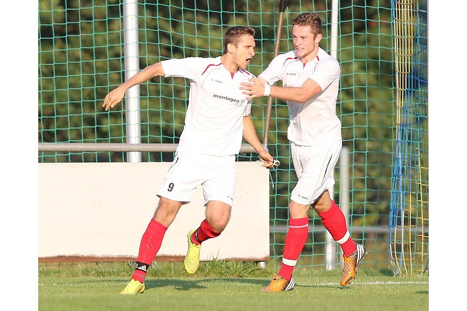 Sebastian Schulik (links) hat in Feucht eingeschlagen wie eine Bombe. Hier bejubelt er zusammen mit Mario Swierkot das 2:0 gegen Dergahspor (Foto: Sportfoto Zink).