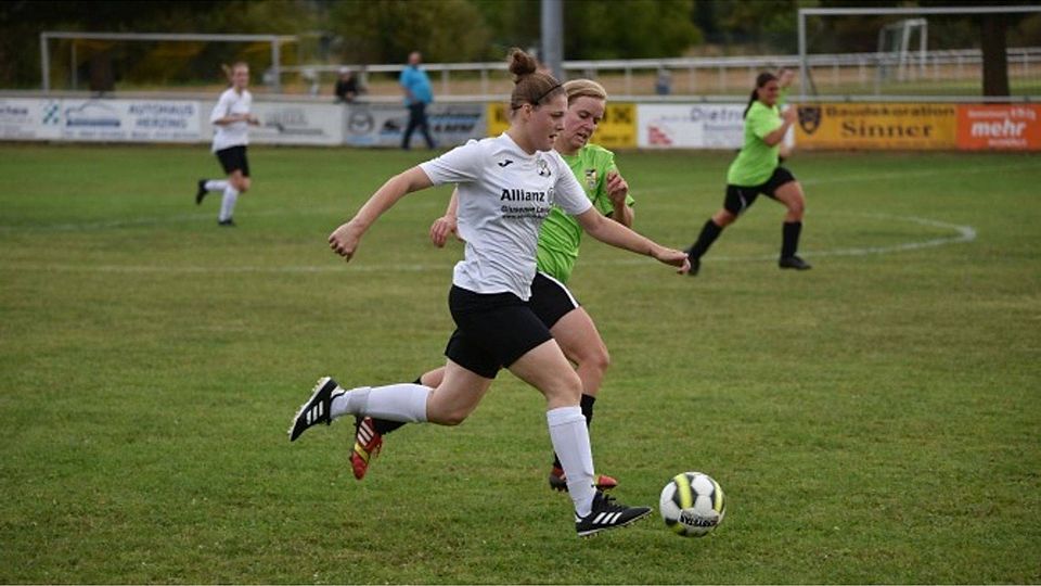 Aileen Mücke im weißen Trikot des SV Phönix Düdelsheim steuert einen Treffer zum 5:1-Erfolg ihrer Farben über das überforderte Gästeteam aus Oberursel bei.  	Foto: erg
