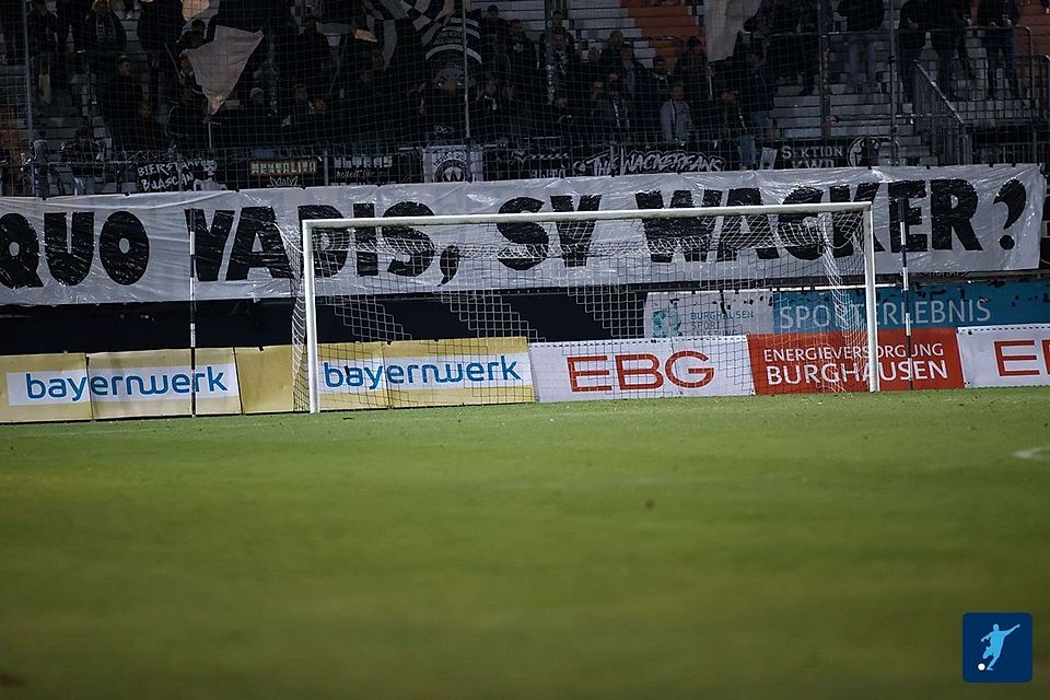 Quo vadis SV Wacker? Das fragten die Fans der Salzachstädter vor dem Heimspiel gegen Eichstätt.