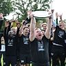 Tim Schneider und der VfB 03 Hilden feiern den Regionalliga-Aufstieg.