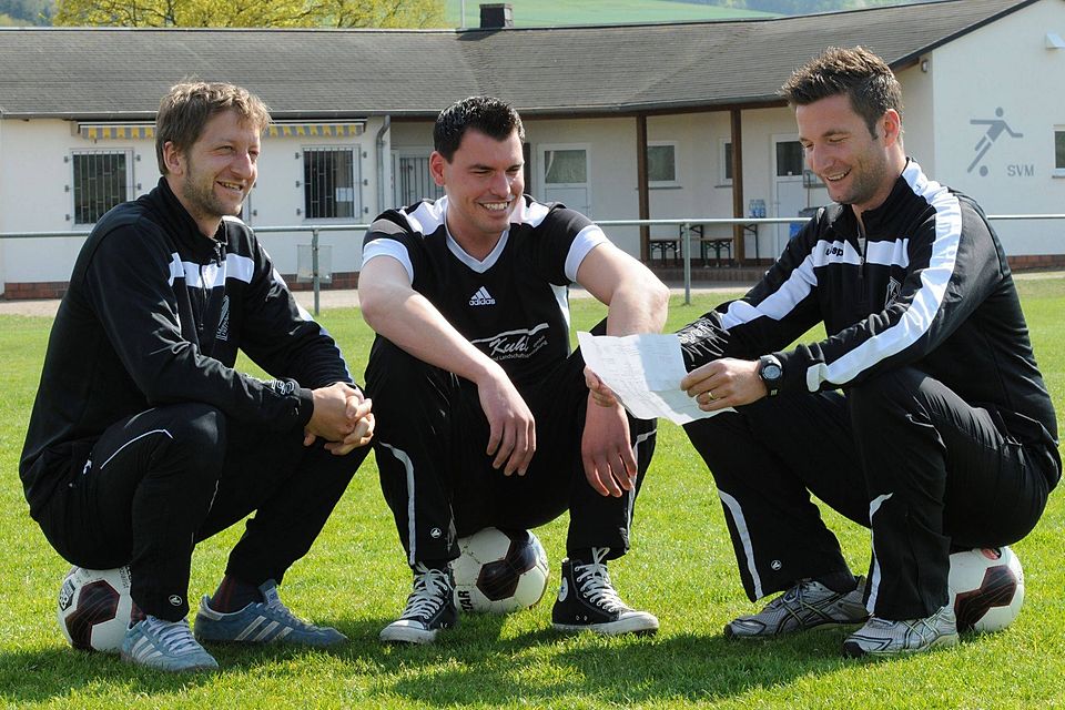 Die letzten Instruktionen vor dem Spiel: Jochen Weber, Ralf Merz und Thomas Werhan (von links) besprechen die Taktik des SV Morscheid. TV-Foto: Edgar Breit