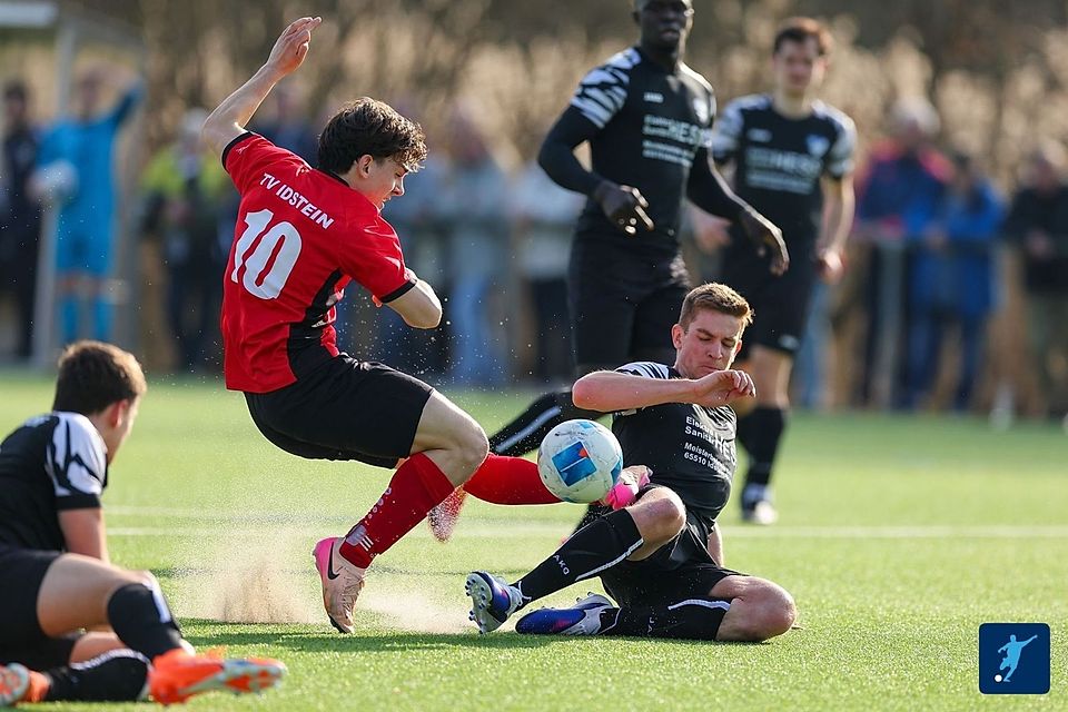 Der TV Idstein (rote Trikots, hier im Spiel gegen den SV Walsdorf) geht mit Verletzungssorgen in das Pokal-Halbfinale gegen den SV Wallrabenstein..