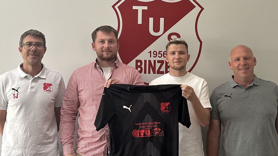 Von links: Sportchef Tobias Jehle, die Neuzugänge Alex Ebner und Julian Oßwald sowie Trainer Daniel Schulz | Foto: TuS Binzen