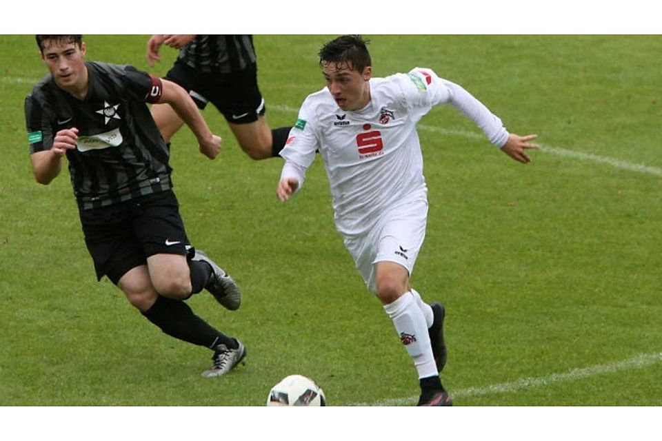 Torschütze Sinan Karweina von der U-19 des 1. FC Köln (rechts)