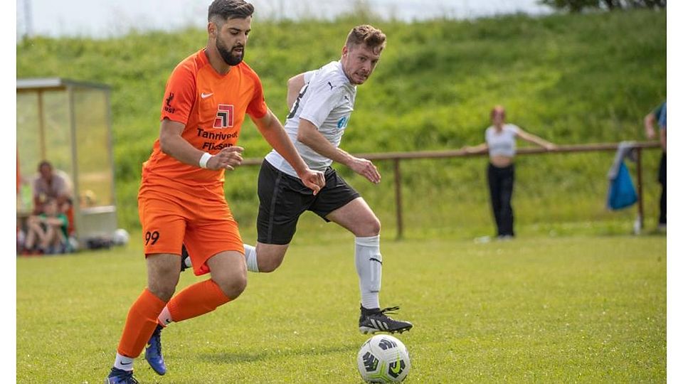 Der Bürstädter Abed El Salam Chehab (vorne) setzt sich in dieser Szene gegen Heppenheims Lukas Luber durch. Am Ende aber gewinnt der FC Starkenburgia das Kellerduell.	Foto:Thorsten Gutschalk