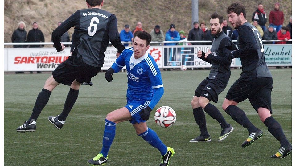 Die SG Oberliederbach (hier in schwarz gegen den FV Breidenbach) will am Samstag den Klassenerhalt schaffen. F: Schmidt