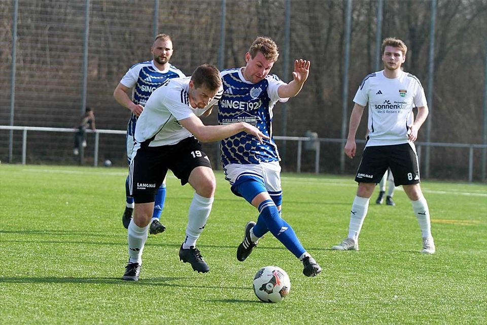 Zwei starke Mittelfeldstabilsatoren gegeneinander - Kapitän Nick Rixen (TSV Kronshagen) gegen Henning Lorenzen (re., TSV Rantrum).