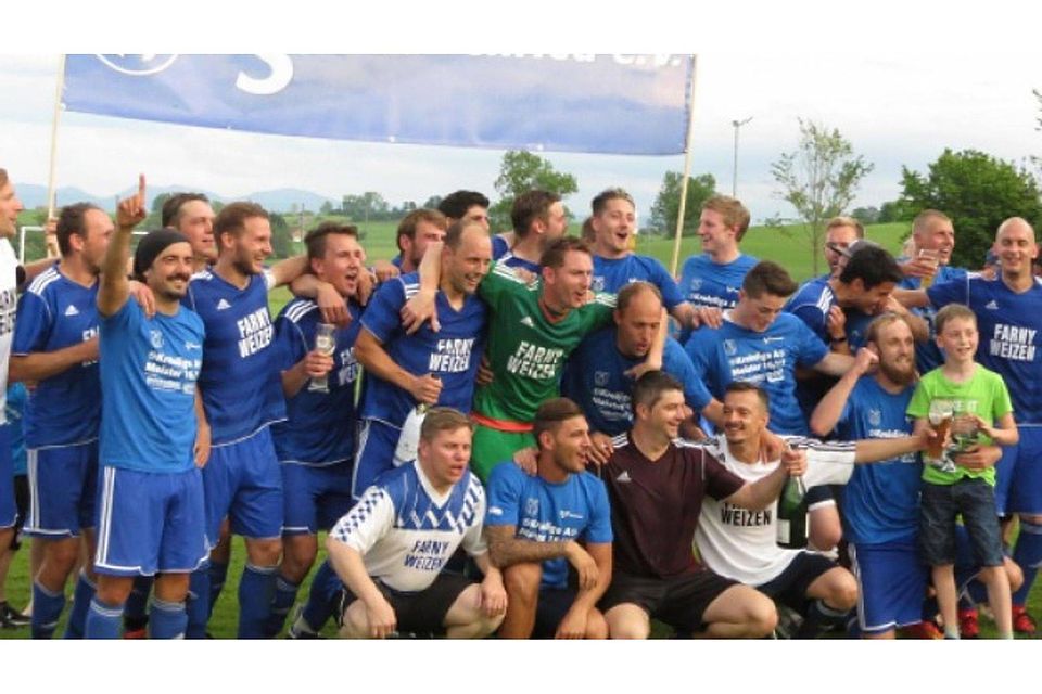 Die Ratzenrieder Fußballer feierten stolz den ersten Meistertitel seit 24 Jahren. TSV Ratzenried