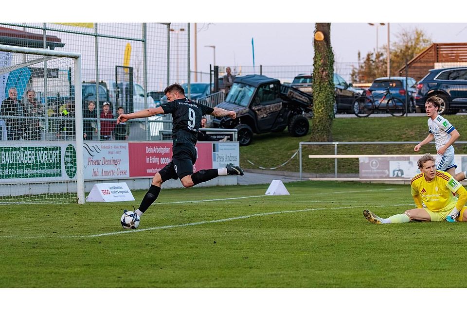 Zu früh gefreut: Raffael Ascher bezwingt Deisenhofens Torwart Maximilian Obermeier, doch die Schiedsrichter pfeifen Abseits.