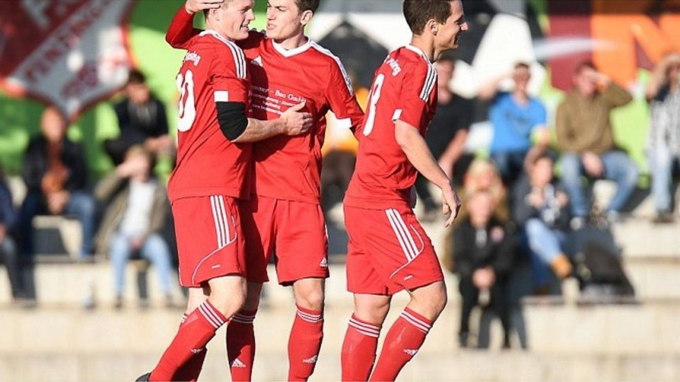 FC Finsing gewinnt mit 3:2 gegen den FC Moosburg und bleibt oben dran. Sven Leifer