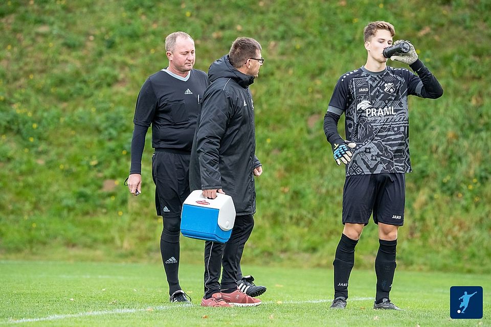 Rudertings Schlussmann Tim Schneider (re.) rettet seinen Farben dank eines späten Treffers einen Punktgewinn gegen den SV Untergriesbach 