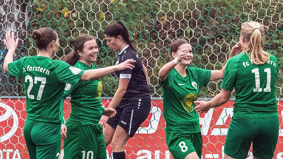 Jubel bei Forstern nach dem Treffer zum 1:0 gegen Weinberg, (v.l.): Yvonne Dengscherz (27), Julia Engstler (10), Finja Sluka (8) und Veronika Auer (11, r.).